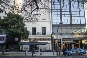 Buenos Aires, Argentina.- En las fotos tomadas el 14 de abril del 2023, muestra el lugar donde una mujer de 48 años murió tras caer del piso 12 de un hotel ubicado en el microcentro porteño, por lo que la Justicia investiga las circunstancias en las que ocurrió el hecho. Según fuentes policiales, la víctima, identificada como María Alejandra Vázquez, de 48 años, oriunda de San Miguel de Tucumán, se hospedaba en una habitación del piso 12 del hotel.