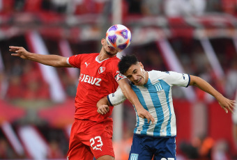 Buenos Aires, Argentina.- In the photos taken on April 16, 2023, Independiente and Racing Club play the Avellaneda classic at the Ricardo Bochini stadium, in a match valid for the twelfth day of the Professional Football League. Independiente and Racing drew 1-1, in a duel that was involved in controversy due to a penalty taken on the visit for Matías Rojas' tie at 38 minutes.