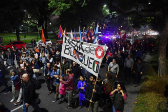 Buenos Aires, Argentina.- En las fotos tomadas el 24 de abril del 2023, unas 3.000 personas participaron de una marcha de antorchas para conmemorar el 108º aniversario del Genocidio Armenio, que partió desde la Facultad de Derecho de la UBA, en el barrio porteño de Recoleta, con consignas de justicia y reparación, organizada por la Mesa Inter Juvenil de la Comunidad Armenia de Buenos Aires (MICA). El 24 de abril, se cumplió el 108º aniversario del genocidio armenio, la masacre de millón y medio de personas, cometida entre 1915 y 1923, por el Imperio otomano, la actual Turquía.