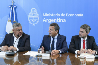 Buenos Aires, Argentina.- En las fotos tomadas el 17 de abril del 2023, el ministro de Economía, Sergio Massa (centro), y el presidente de la AFA, Claudio "Chiqui" Tapia (izquierda), anunciaron que la Argentina será la sede del próximo campeonato Mundial Sub-20, que se realizará desde el próximo 20 de mayo al 11 de junio, informaron fuentes del Palacio de Hacienda.