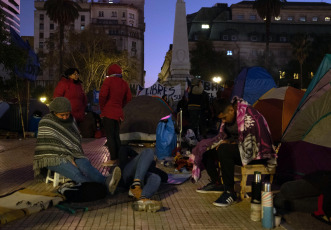 Buenos Aires, Argentina.- En las fotos tomadas el 20 de abril del 2023, organizaciones sociales de izquierda agrupadas en la Unidad Piquetera (UP) realizaron un acampe en Plaza de Mayo, frente a la Casa Rosada, "contra el ajuste, el hambre y el FMI". La protesta se enmarcó en el plan de lucha "contra el ajuste y el hambre" y apunta a mejorar la situación de quienes integran la economía popular.