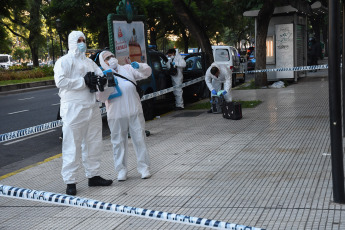 Buenos Aires, Argentina.- En las fotos tomadas el 14 de abril del 2023, muestra el lugar donde una mujer de 48 años murió tras caer del piso 12 de un hotel ubicado en el microcentro porteño, por lo que la Justicia investiga las circunstancias en las que ocurrió el hecho. Según fuentes policiales, la víctima, identificada como María Alejandra Vázquez, de 48 años, oriunda de San Miguel de Tucumán, se hospedaba en una habitación del piso 12 del hotel.