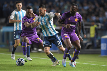 Buenos Aires, Argentina.- En las fotos tomadas el 20 de abril del 2023, durante el partido entre Racing Club y Aucas de Ecuador en un partido válido por la segunda jornada de la Copa Libertadores en el estadio Presidente Perón, de Avellaneda. Racing le ganó por 3-2 a Aucas y se posicionó como único líder del grupo A, que comparte también con Flamengo y Ñublense.