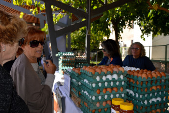 San Juan, Argentina.- En las fotos tomadas el 24 de abril del 2023, las personas compran sus alimentos en una feria de productores locales en San Juan, Argentina. El peso argentino se debilitó hasta un 4,2 % en el mercado cambiario paralelo, la mayor caída de este año, luego de que la inflación aumentara en marzo. En este sentido, los precios al consumidor han subido un 104,3 % en el último año.