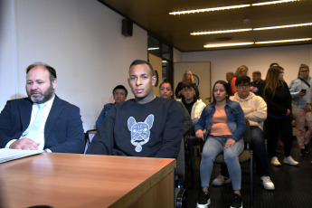 Buenos Aires, Argentina.- En las fotos tomadas el 17 de abril del 2023, durante el juicio contra el jugador de Boca Juniors, Sebastián Villa (centro), en el Juzgado Correccional N°2 de Lomas de Zamora. Villa, se tuvo que presentar ante las autoridades para atender la demanda que tiene por violencia de género contra su expareja, quien contó detalles de cómo Villa la golpeaba desde que residían en Colombia, pues en un inicio de la relación denunció que la maltrataba físicamente.