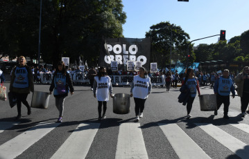 Buenos Aires, Argentina.- En las fotos tomadas el 20 de abril del 2023, organizaciones sociales de izquierda agrupadas en la Unidad Piquetera (UP) marcharon a la sede del Ministerio de Desarrollo Social, en pleno centro porteño, luego del acampe que realizaron en Plaza de Mayo "contra el ajuste, el hambre y el FMI" y en reclamo por la "creación de trabajo genuino" para los desocupados.