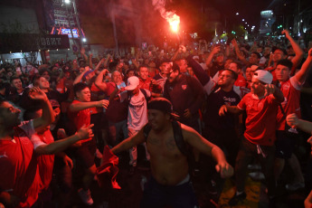 Buenos Aires, Argentina.- En las fotos tomadas el 11 de abril del 2023, tras la renuncia de Fabian Doman, los socios de Independiente protestaron frente a la sede del club. La crisis en Independiente se acentuó con la noticia de que Doman presentara su renuncia al cargo de presidente por intermedio de un comunicado que difundió en sus redes sociales.