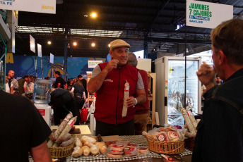 Buenos Aires, Argentina.- In the photos taken on April 16, 2023, thousands of people attended the last day of the Argentine Market for Agri-Food Products and Producers (Mappa), which took place in the Buenos Aires neighborhood of Colegiales. The last day of the Argentine Market for Agri-food Products and Producers was attended by 320 great exponents of national gastronomy, who offered the public a wide range of more than seven thousand products from different regions of the country.