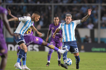 Buenos Aires, Argentina.- In the photos taken on April 20, 2023, during the match between Racing Club and Aucas from Ecuador in a match valid for the second day of the Copa Libertadores at the Presidente Perón stadium, in Avellaneda. Racing beat Aucas 3-2 and positioned itself as the sole leader of group A, which it also shares with Flamengo and Ñublense.