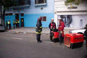 Buenos Aires, Argentina.- In the photos taken on April 26, 2023, the City Police, Fire Department and SAME resumed search tasks after the collapse of a two-story PH-type house, which collapsed this Tuesday ( 25) in the Buenos Aires neighborhood of Floresta and claimed the lives of a 19-year-old man and a 12-year-old girl. Although at first there was talk of three missing people, the Buenos Aires Ministry of Security confirmed that only one 71-year-old woman is missing.