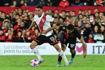 Rosario, Argentina.- In the photos taken on April 16, 2023, during the match between River Plate and Newell's in Rosario for the Argentine Professional League. With a goal from Pablo Solari, River Plate beat Newell's 1-0 as a visitor and remains at the top of the Professional Football League with 30 points after 12 days.