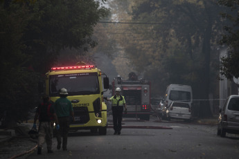 Buenos Aires, Argentina.- En las fotos tomadas el 24 de abril del 2023, bomberos de la Ciudad de Buenos Aires combaten un incendio en el edificio Iron Mountain, el mismo de la tragedia de 2014, cuando murieron dos agentes de Defensa Civil y ocho bomberos al derrumbarse una pared de la empresa de informática. Hasta el momento, no se pudieron establecer las causas del incendio.