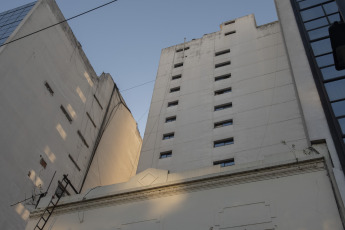 Buenos Aires, Argentina.- En las fotos tomadas el 14 de abril del 2023, muestra el lugar donde una mujer de 48 años murió tras caer del piso 12 de un hotel ubicado en el microcentro porteño, por lo que la Justicia investiga las circunstancias en las que ocurrió el hecho. Según fuentes policiales, la víctima, identificada como María Alejandra Vázquez, de 48 años, oriunda de San Miguel de Tucumán, se hospedaba en una habitación del piso 12 del hotel.