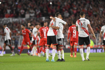 Buenos Aires, Argentina.- En las fotos tomadas el 23 de abril del 2023, durante el partido entre River Plate e Independiente en el Estadio Más Monumental por la jornada 13 de la Liga Profesional Argentina. River venció por 2-0 a Independiente como local, en un partido de la jornada 13 de la Liga Profesional Argentina. Para River los goles fueron marcados por Esequiel Barco (a los 17 minutos) y Miguel Borja (a los 80 minutos).