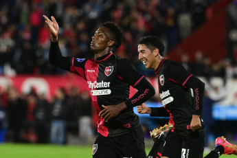 Rosario, Argentina.- En las fotos tomadas el 18 de abril del 2023, durante el encuentro entre Newell’s Old Boys y Blooming por la Copa Sudamericana 2023, en el Estadio Marcelo Bielsa. Con goles de Portillo (doblete) y Reasco, Newell’s, derrotó 3-0 a Blooming, en un partido que consagró el liderato del equipo rosarino en el seno del Grupo E.