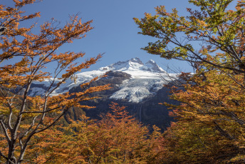 Bariloche, Argentina.- In the photos taken on April 18, 2023, it shows the tourist city of Bariloche preparing for the winter season. Starting this Friday, a new edition of Previaje begins, the Argentine government program that seeks to encourage domestic tourism in the country. The Ministry of Tourism and Sports released the details of this 2023 plan that includes a refund cap equivalent to USD 316 at the official exchange rate and can also be used on long weekends.