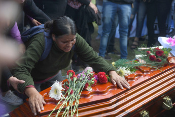 Buenos Aires, Argentina.- En las fotos tomadas el 4 de marzo del 2023, durante una ceremonia religiosa para despedir al chofer Daniel Barrientos, asesinado de un disparo en el pecho durante un asalto a bordo del colectivo de la línea 620 que conducía por la localidad bonaerense de Virrey del Pino, partido de La Matanza.