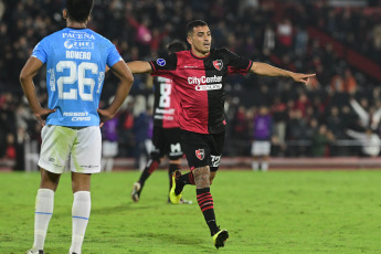 Rosario, Argentina.- En las fotos tomadas el 18 de abril del 2023, durante el encuentro entre Newell’s Old Boys y Blooming por la Copa Sudamericana 2023, en el Estadio Marcelo Bielsa. Con goles de Portillo (doblete) y Reasco, Newell’s, derrotó 3-0 a Blooming, en un partido que consagró el liderato del equipo rosarino en el seno del Grupo E.