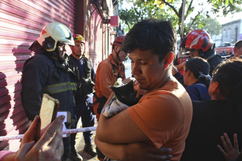 Buenos Aires, Argentina.- En las fotos tomadas el 26 de abril del 2023, la Policía de la Ciudad, Bomberos y el SAME reanudaron las tareas de búsqueda tras el derrumbe de una vivienda tipo PH de dos pisos, que se desplomó este martes (25) en el barrio porteño de Floresta y se cobró la vida de un hombre de 19 años y una niña de 12 años. Aunque al principio se habló de tres personas desaparecidas, el Ministerio de Seguridad porteño confirmó que solo está desaparecida una mujer de 71 años.