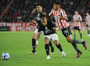 La Plata, Argentina.- En las fotos tomadas el 18 de abril del 2023, Estudiantes recibió en La Plata a Tacuary, de Paraguay, por la segunda fecha del Grupo C de la Copa Sudamericana. Estudiantes de La Plata triunfó con 4-0 sobre Tacuary paraguayo en un encuentro que le permitió comandar, junto con Bragantino, el grupo C en esta segunda jornada de la Copa Sudamericana.