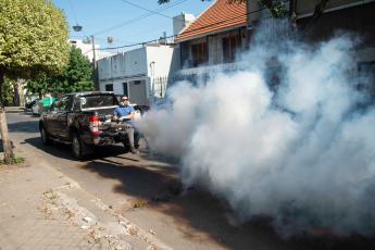 Rosario, Argentina.- In the photos taken on April 27, 2023, health workers carry out a fumigation operation to prevent dengue. The National Administration of Medicines, Food and Medical Technology of Argentina (ANMAT) reported that it authorized the use of a Japanese vaccine against dengue. The entity indicated that the vaccine, known as TAK-003 from the Takeda laboratory, is indicated for all people over 4 years of age, whether or not they have had the disease caused by the mosquito.