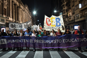 Buenos Aires, Argentina.- En las fotos tomadas el 25 de abril del 2023, docentes y estudiantes de la ciudad de Buenos Aires marcharon a la Legislatura porteña para denunciar "el vaciamiento educativo" y reclamar por mejores condiciones salariales para los docentes, mayor cantidad y calidad nutricional de las viandas y el mantenimiento adecuado de los edificios.