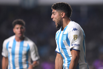 Buenos Aires, Argentina.- In the photos taken on April 20, 2023, during the match between Racing Club and Aucas from Ecuador in a match valid for the second day of the Copa Libertadores at the Presidente Perón stadium, in Avellaneda. Racing beat Aucas 3-2 and positioned itself as the sole leader of group A, which it also shares with Flamengo and Ñublense.