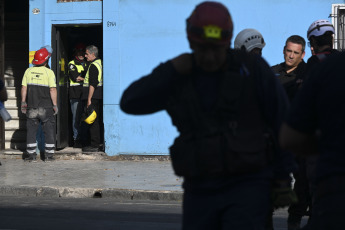 Buenos Aires, Argentina.- En las fotos tomadas el 26 de abril del 2023, la Policía de la Ciudad, Bomberos y el SAME reanudaron las tareas de búsqueda tras el derrumbe de una vivienda tipo PH de dos pisos, que se desplomó este martes (25) en el barrio porteño de Floresta y se cobró la vida de un hombre de 19 años y una niña de 12 años. Aunque al principio se habló de tres personas desaparecidas, el Ministerio de Seguridad porteño confirmó que solo está desaparecida una mujer de 71 años.