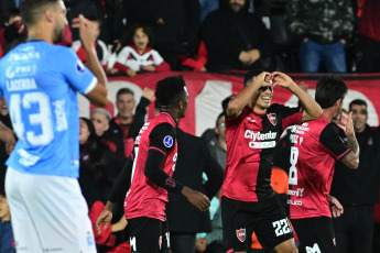 Rosario, Argentina.- In the photos taken on April 18, 2023, during the match between Newell's Old Boys and Blooming for the 2023 Copa Sudamericana, at the Marcelo Bielsa Stadium. With goals from Portillo (a double) and Reasco, Newell's defeated Blooming 3-0, in a match that established the leadership of the Rosario team within Group E.