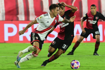 Rosario, Argentina.- In the photos taken on April 16, 2023, during the match between River Plate and Newell's in Rosario for the Argentine Professional League. With a goal from Pablo Solari, River Plate beat Newell's 1-0 as a visitor and remains at the top of the Professional Football League with 30 points after 12 days.