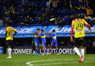 Buenos Aires, Argentina.- En las fotos tomadas el 18 de abril del 2023, durante el encuentro entre Boca Juniors y Deportivo Pereira por la fecha 2 del Grupo F de la Copa Libertadores 2023 en el estadio Alberto J. Armando, la ‘Bombonera’ de Buenos Aires. Boca venció 2-1 al equipo de Pereira, con goles de Luis Advíncula y Alan Varela. El club argentino remontó sobre el final del partido y logró su primer triunfo en el torneo de Conmebol.