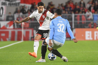 Buenos Aires, Argentina.- En las fotos tomadas el 19 de abril del 2023, River Plate enfrentó a Sporting Cristal en un partido por la segunda fecha del grupo D de la Copa Libertadores, en el estadio Monumental, en Buenos Aires, ante más de 80.000 espectadores. El argentino River Plate le ganó al peruano Sporting Cristal 4-2, por lo que suma tres puntos, pese a jugar buena parte del encuentro con diez jugadores por la expulsión del defensor Enzo Díaz (38).