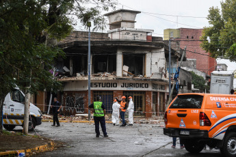 Buenos Aires, Argentina.- En las fotos tomadas el 25 de abril del 2023, muestra el lugar de la explosión en una vivienda en la localidad de Santos Lugares en la provincia de Buenos Aires. El hecho, dejó al menos seis heridos y se habría producido a raíz de una gran fuga de gas, por lo que 40 familias debieron ser evacuadas en un radio de 100 metros, informaron fuentes del partido bonaerense de Tres de Febrero.