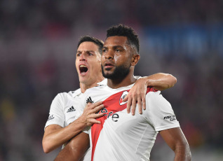 Buenos Aires, Argentina.- En las fotos tomadas el 23 de abril del 2023, durante el partido entre River Plate e Independiente en el Estadio Más Monumental por la jornada 13 de la Liga Profesional Argentina. River venció por 2-0 a Independiente como local, en un partido de la jornada 13 de la Liga Profesional Argentina. Para River los goles fueron marcados por Esequiel Barco (a los 17 minutos) y Miguel Borja (a los 80 minutos).