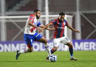 Buenos Aires, Argentina.- In the photos taken on April 20, 2023, during the match between San Lorenzo and Fortaleza at the Pedro Bidegain stadium for the 2nd group stage of the Copa Sudamericana 2023. Fortaleza of Brazil defeated 0-2 to San Lorenzo. Goals by goalkeeper Augusto Batalla, against, and Guilherme allowed the Brazilian team to remain as the leader with an ideal score of six points.