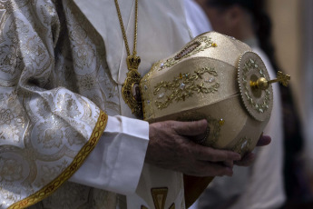 Buenos Aires, Argentina.- En las fotos tomadas el 24 de abril del 2023, el Episcopado celebró al Papa con una misa en la Catedral metropolitana e inició una semana de deliberaciones. La 122° asamblea plenaria de la Conferencia Episcopal Argentina (CEA), integrada por obispos de todo el país, comenzó este lunes una semana de deliberaciones con una misa de acción de gracias con motivo de los 10 años del pontificado de Francisco.