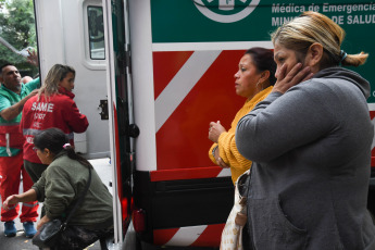 Buenos Aires, Argentina.- In the photos taken on April 26, 2023, the City Police, Fire Department and SAME resumed search tasks after the collapse of a two-story PH-type house, which collapsed this Tuesday ( 25) in the Buenos Aires neighborhood of Floresta and claimed the lives of a 19-year-old man and a 12-year-old girl. Although at first there was talk of three missing people, the Buenos Aires Ministry of Security confirmed that only one 71-year-old woman is missing.