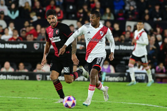 Rosario, Argentina.- In the photos taken on April 16, 2023, during the match between River Plate and Newell's in Rosario for the Argentine Professional League. With a goal from Pablo Solari, River Plate beat Newell's 1-0 as a visitor and remains at the top of the Professional Football League with 30 points after 12 days.