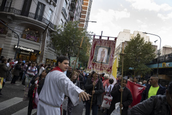 Buenos Aires, Argentina.- En las fotos tomadas el 19 de abril del 2023, miles de peregrinos se acercaron con estampitas, llaves y velas al santuario de San Expedito en la parroquia Nuestra Señora de Balvanera, en Once, que como cada 19 de abril deja sus puertas abiertas las 24 horas para el ingreso de los fieles del santo patrono de las causas justas y urgentes.