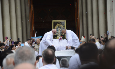 Santa Fe, Argentina.- En las fotos tomadas el 23 de abril del 2023, miles de fieles participaron de la 124° peregrinación a la Basílica Nuestra Señora de Guadalupe de la ciudad de Santa Fe, la principal festividad del catolicismo de la provincia, con coloridas procesiones que llegaron desde distintas localidades para homenajear a la patrona de la diócesis local. La fiesta, que este año tuvo como lema "María, renueva nuestra esperanza y venda nuestras heridas", se inició el sábado con diversas actividades.