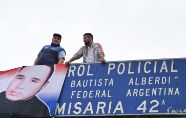 Buenos Aires, Argentina.- En las fotos tomadas el 3 de abril del 2023, colectiveros del Gran Buenos Aires realizan cortes de ruta y avenidas en reclamo de seguridad tras el crimen del chofer Daniel Barrientos durante un asalto cometido en la localidad bonaerense de Virrey del Pino, partido de La Matanza. Durante la protesta, el ministro Sergio Berni fue agredido y debió ser evacuado por la policía.