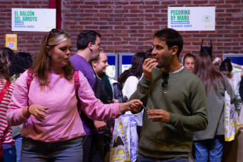 Buenos Aires, Argentina.- En las fotos tomadas el 16 de abril del 2023, miles de personas asistieron a la última jornada del Mercado Argentino de Productos y Productores Agroalimentarios (Mappa), que se desarrolló en el barrio porteño de Colegiales. La última jornada del Mercado Argentino de Productos y Productores Agroalimentarios contó con la presencia de 320 grandes exponentes de la gastronomía nacional, quienes ofrecieron al público una amplia gama de más de siete mil productos de diferentes regiones del país.