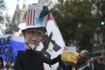 Buenos Aires, Argentina.- En las fotos tomadas el 17 de abril del 2023, miembros de distintos sectores sociales protestaban frente al Ministerio de Desarrollo Social, en Buenos Aires, por la llegada de la general Laura Richardson, jefa del Comando Sur de EE.UU, así como contra la interferencia de EE.UU. en la región y las políticas del Fondo Monetario Internacional (FMI). Los manifestantes denuncian que la alta funcionaria militar ha mostrado en sus discursos la "actitud neocolonial" que mantiene la Casa Blanca hacia la región.