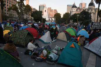 Buenos Aires, Argentina.- En las fotos tomadas el 20 de abril del 2023, organizaciones sociales de izquierda agrupadas en la Unidad Piquetera (UP) marcharon a la sede del Ministerio de Desarrollo Social, en pleno centro porteño, luego del acampe que realizaron en Plaza de Mayo "contra el ajuste, el hambre y el FMI" y en reclamo por la "creación de trabajo genuino" para los desocupados.