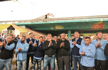 Buenos Aires, Argentina.- En las fotos tomadas el 3 de abril del 2023, colectiveros del Gran Buenos Aires realizan cortes de ruta y avenidas en reclamo de seguridad tras el crimen del chofer Daniel Barrientos durante un asalto cometido en la localidad bonaerense de Virrey del Pino, partido de La Matanza. Durante la protesta, el ministro Sergio Berni fue agredido y debió ser evacuado por la policía.