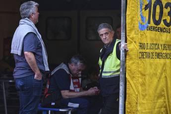 Buenos Aires, Argentina.- In the photos taken on April 26, 2023, the City Police, Fire Department and SAME resumed search tasks after the collapse of a two-story PH-type house, which collapsed this Tuesday ( 25) in the Buenos Aires neighborhood of Floresta and claimed the lives of a 19-year-old man and a 12-year-old girl. Although at first there was talk of three missing people, the Buenos Aires Ministry of Security confirmed that only one 71-year-old woman is missing.