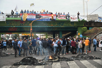 Buenos Aires, Argentina.- En las fotos tomadas el 3 de marzo del 2023, colectiveros realizaron cortes de ruta y avenidas en reclamo de seguridad tras el crimen del chofer Daniel Barrientos durante un asalto cometido en la localidad bonaerense de Virrey del Pino, partido de La Matanza. Mientras indagaban al primer detenido por el crimen del colectivero, este martes, se conoció que la Policía Bonaerense capturó en la localidad de Gregorio de Laferrere a un segundo sospechoso, según fuentes policiales.