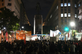 Buenos Aires, Argentina.- In the photos taken on April 25, 2023, teachers and students from the city of Buenos Aires marched to the Buenos Aires Legislature to denounce "educational emptying" and demand better salary conditions for teachers, more and nutritional quality of food and adequate maintenance of buildings.