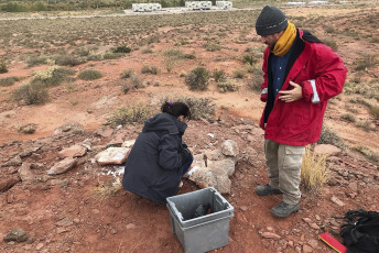 Neuquén, Argentina.- En las fotos tomadas el 14 de abril del 2023, investigadores trabajan en cercanías de la localidad de Añelo en Neuquén, ante el hallazgo del fémur de un titanosaurio. "Nos encontramos en las bardas norte de la localidad de Añelo, a unos tres kilómetros aproximadamente del casco urbano, por el hallazgo de un material de dinosaurio; hasta el momento, un fémur", precisó el paleontólogo de la UNCo, Juan Porfiri, en diálogo con la prensa.