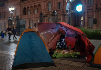 Buenos Aires, Argentina.- En las fotos tomadas el 20 de abril del 2023, organizaciones sociales de izquierda agrupadas en la Unidad Piquetera (UP) realizaron un acampe en Plaza de Mayo, frente a la Casa Rosada, "contra el ajuste, el hambre y el FMI". La protesta se enmarcó en el plan de lucha "contra el ajuste y el hambre" y apunta a mejorar la situación de quienes integran la economía popular.